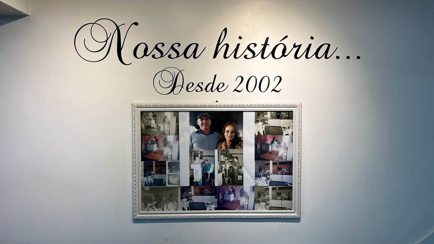 Parede da loja com o quadro Nossa história, desde 2002