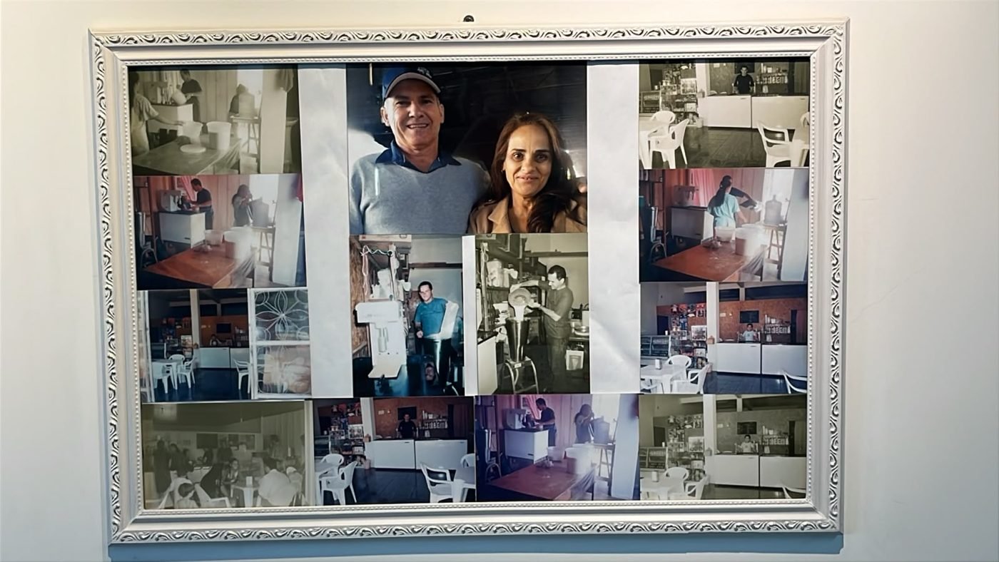 Quadro com fotos antigas da sorveteria e do casal fundador